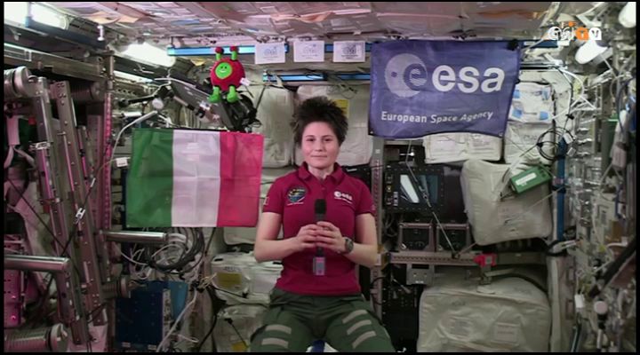 @AstroSamantha in video-collegamento con il pianeta