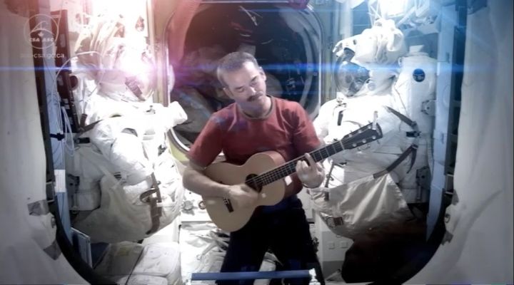 Bowie in zero-g: Chris Hadfield riscrive Space Oddity
