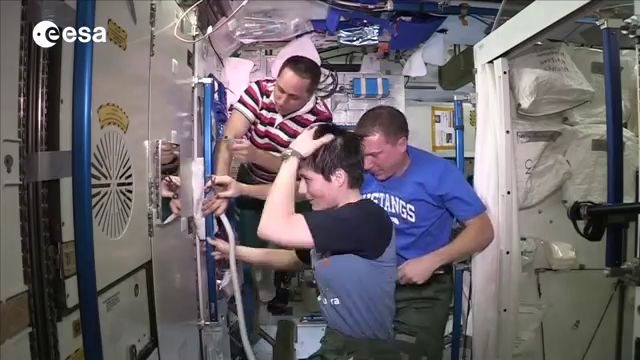 Un taglio di capelli spaziale per @astrosamantha
