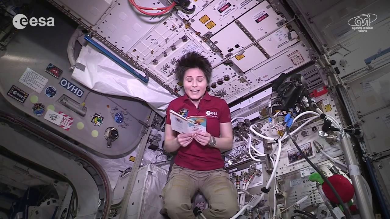 Filastrocche dallo spazio: Samantha legge “Il pianeta di cioccolato”