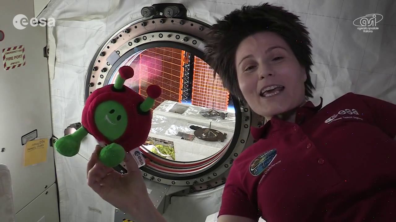 Rhymes from space: Samantha reads Twinkle, Twinkle Little Star