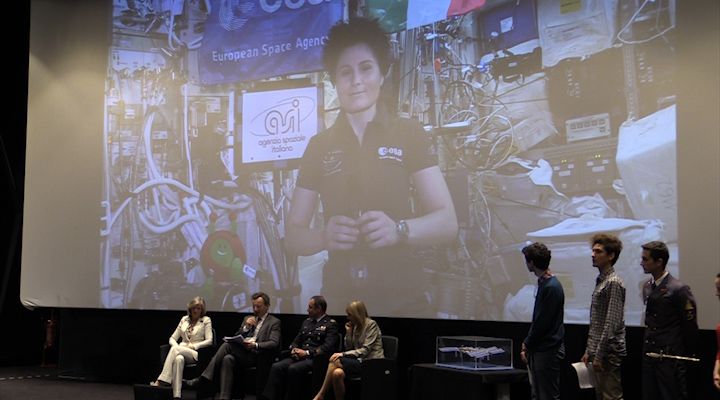 La scuola 'interroga' @astrosamantha