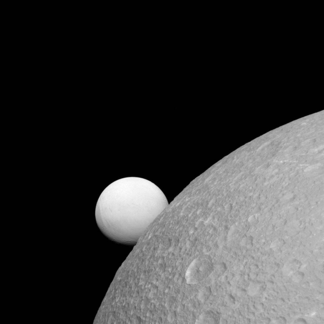 Encelado e Dione, gemelli diversi 