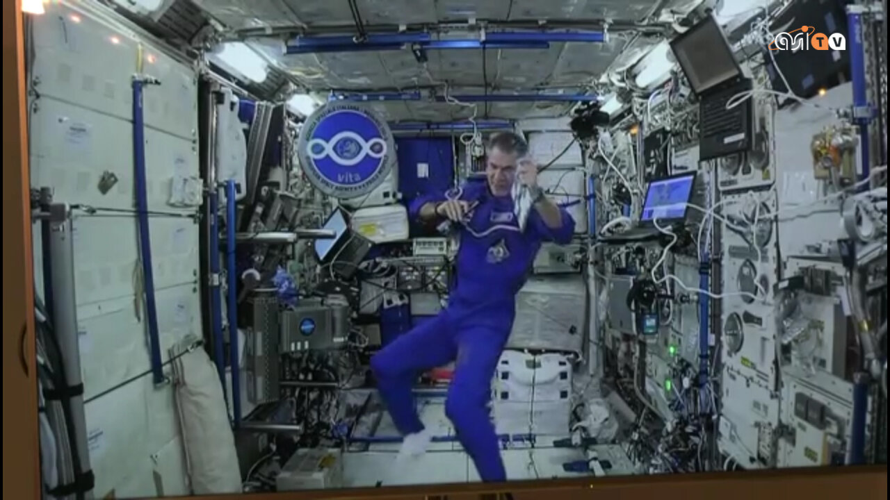 Passerella in blu per Nespoli