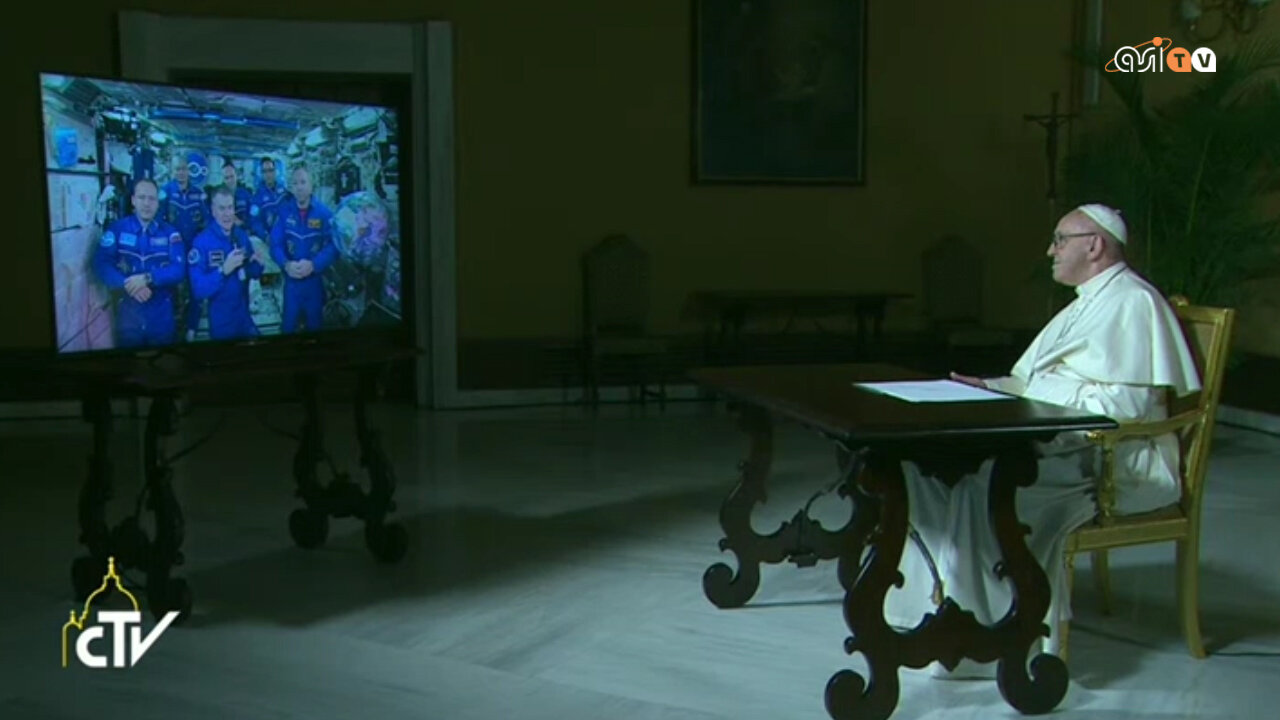 Papa Francesco in collegamento con Paolo Nespoli