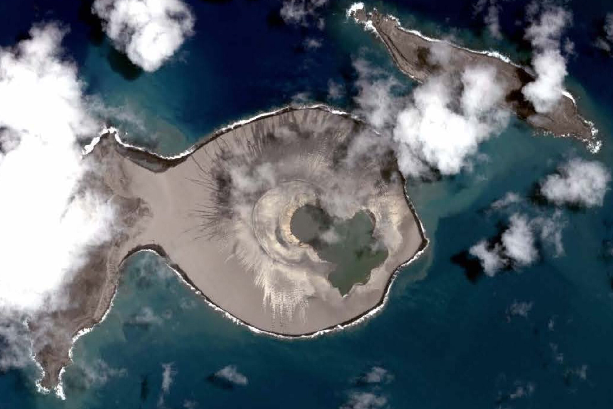 L’evoluzione di Hunga Tonga-Hunga Ha'apai, secondo i satelliti