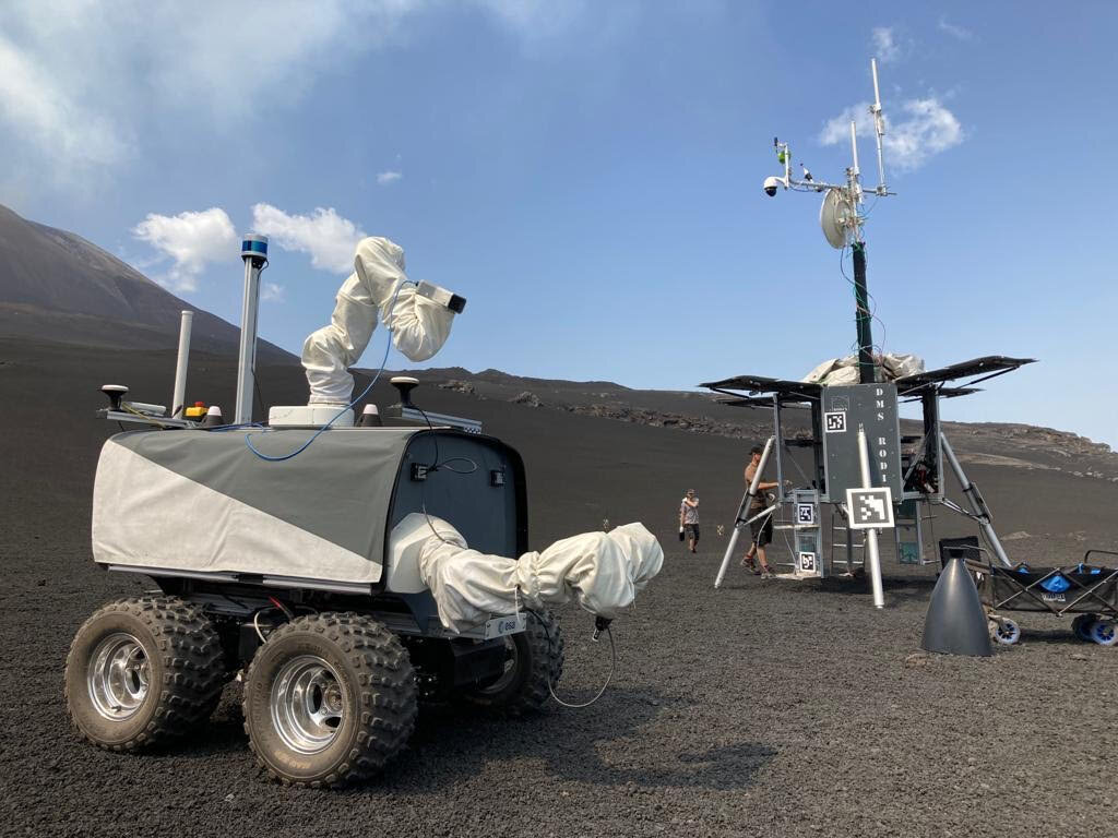 Il rover Interact conquista l'Etna
