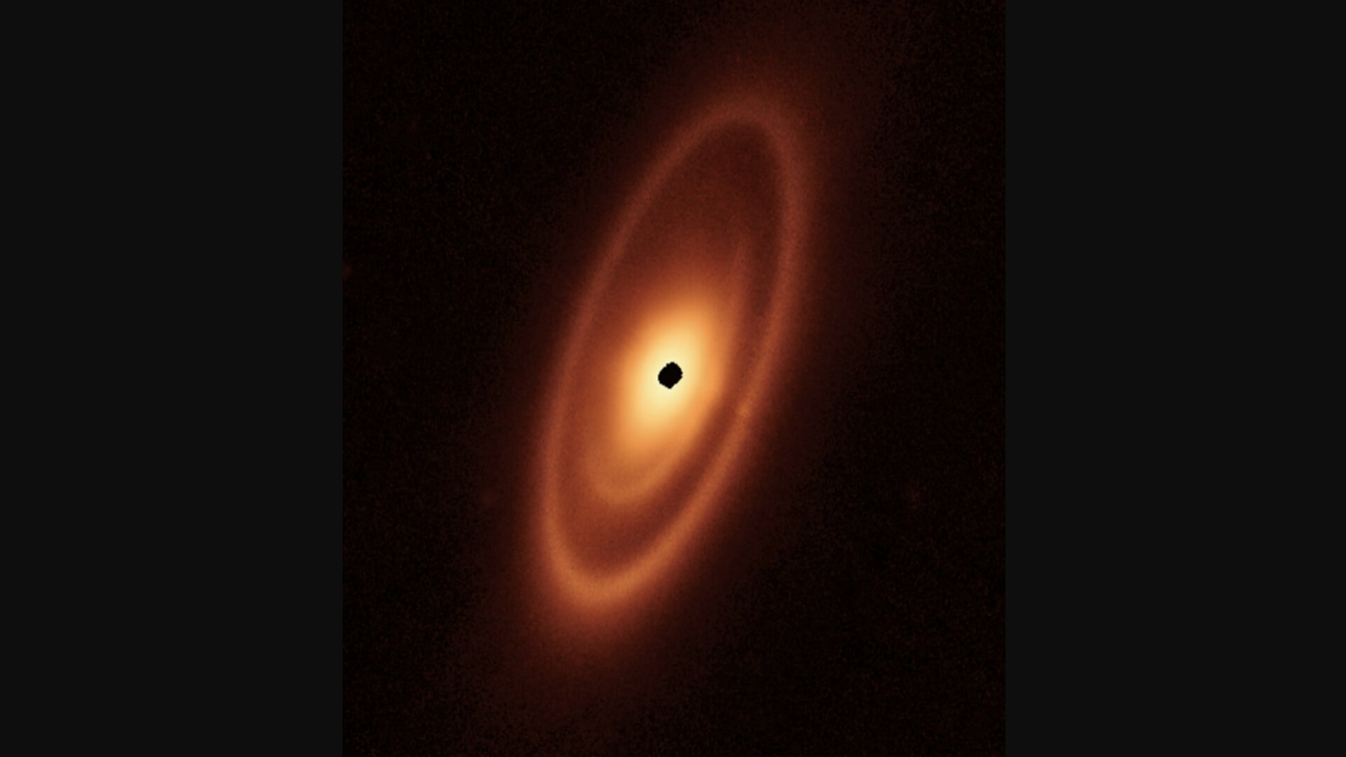 Webb penetra la polvere della misteriosa Fomalhaut