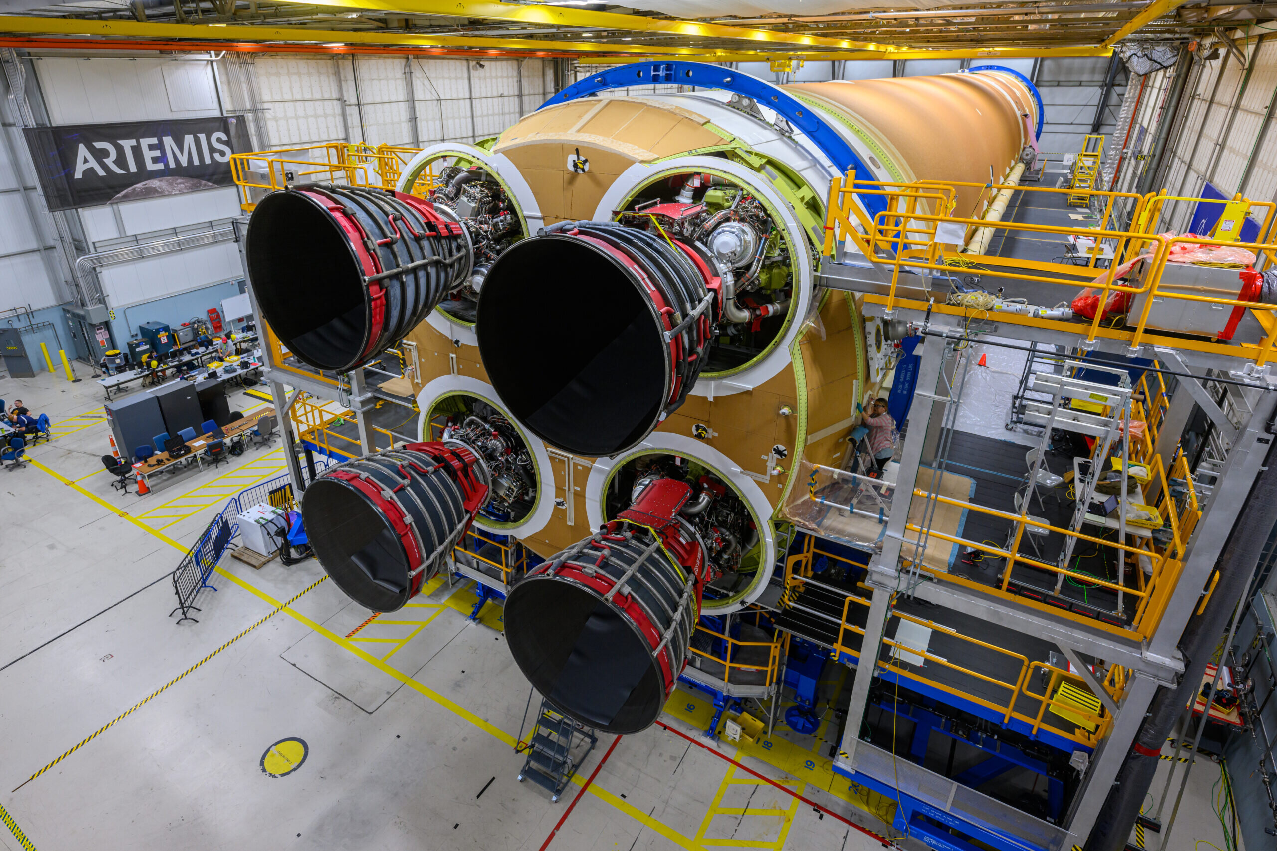 Artemis II, collocati i 4 potenti motori sullo Space Launch System