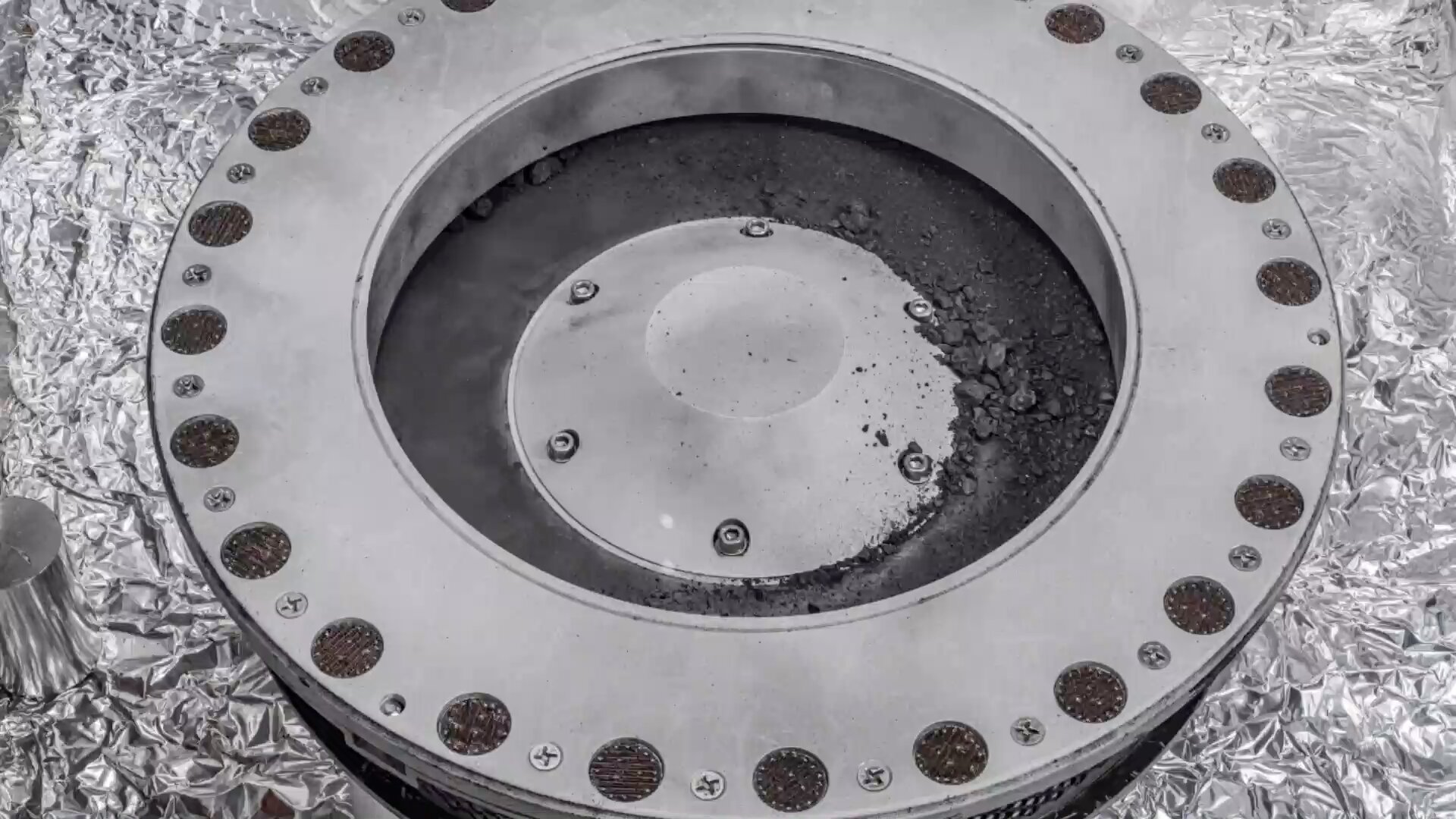 Acqua e carbonio nel campione di Bennu
