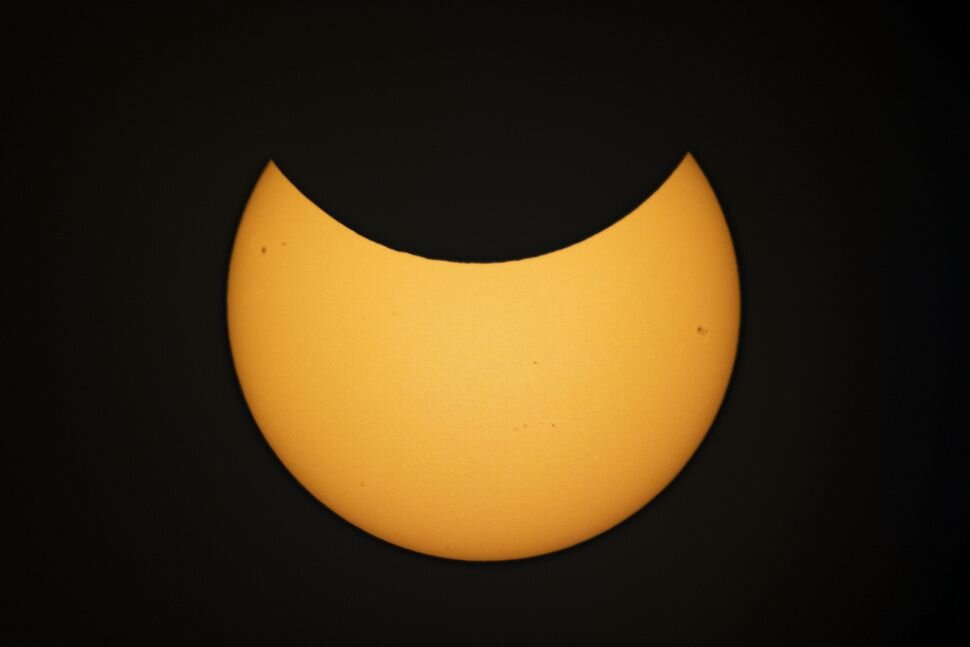 Occhi puntati al cielo per l'eclissi solare