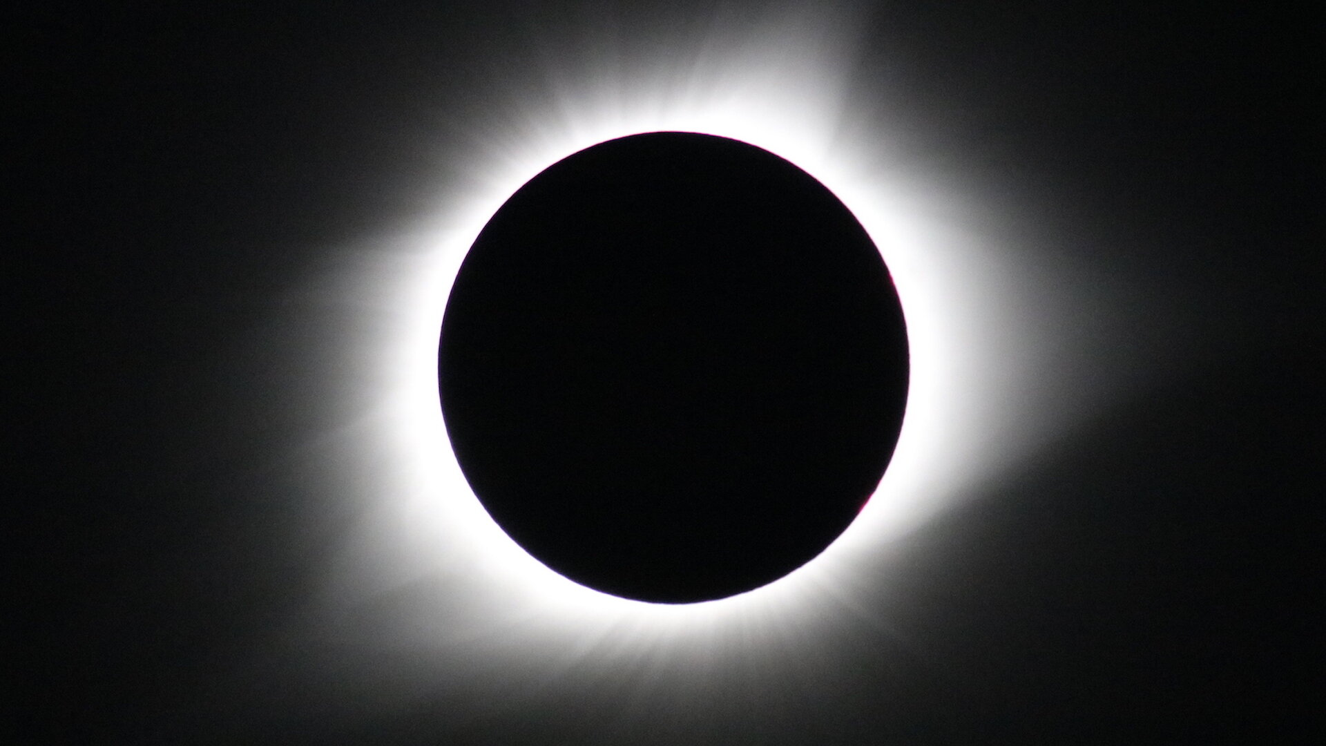 Ecco lo spettacolo dell’eclissi solare totale del 2024