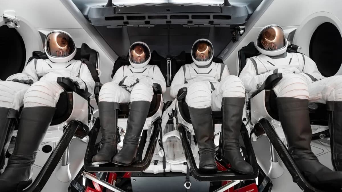 SpaceX presenta le nuove tute per le passeggiate spaziali
