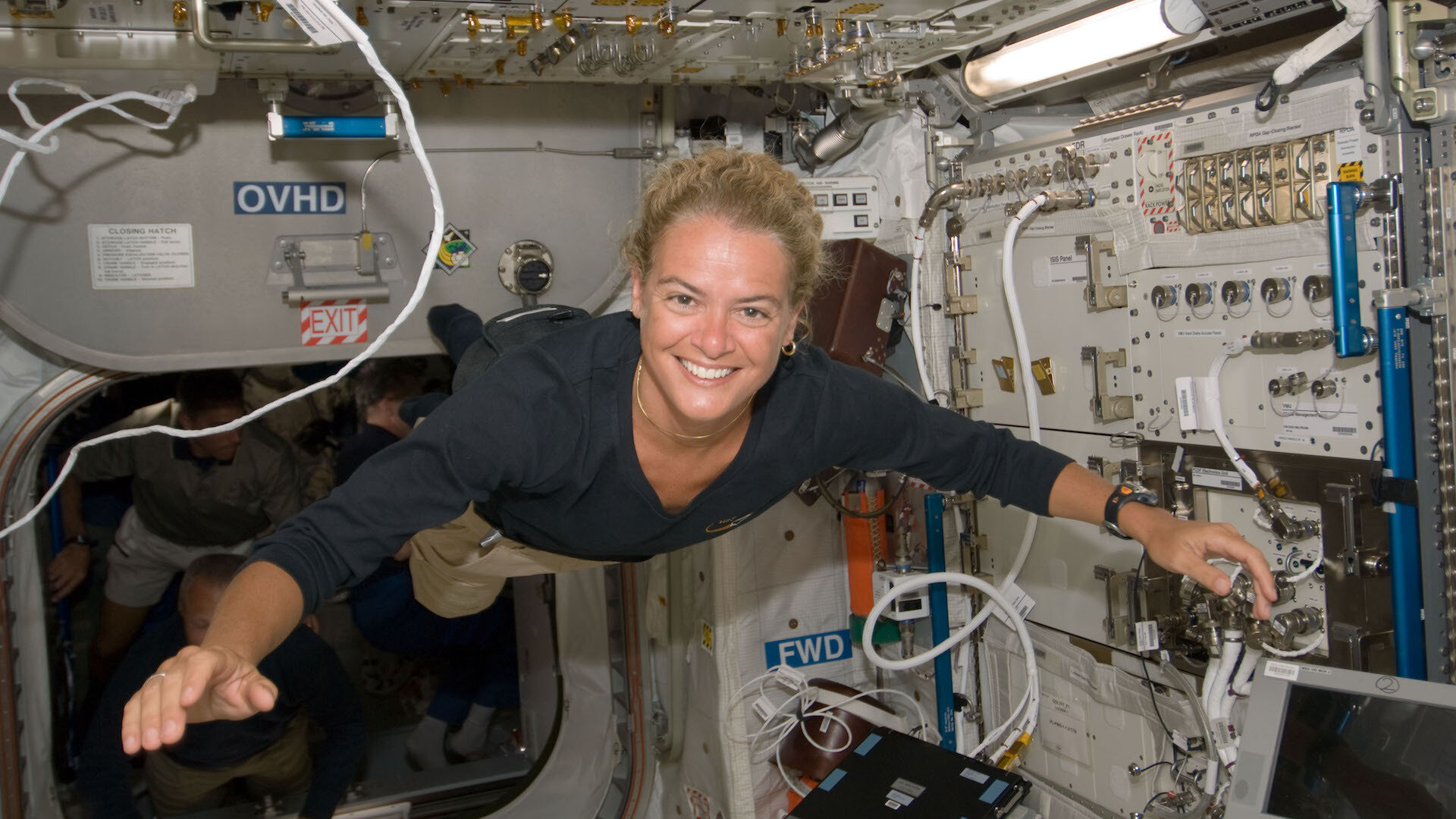 Perché gli astronauti fluttuano sulla Stazione Spaziale nonostante la gravità?