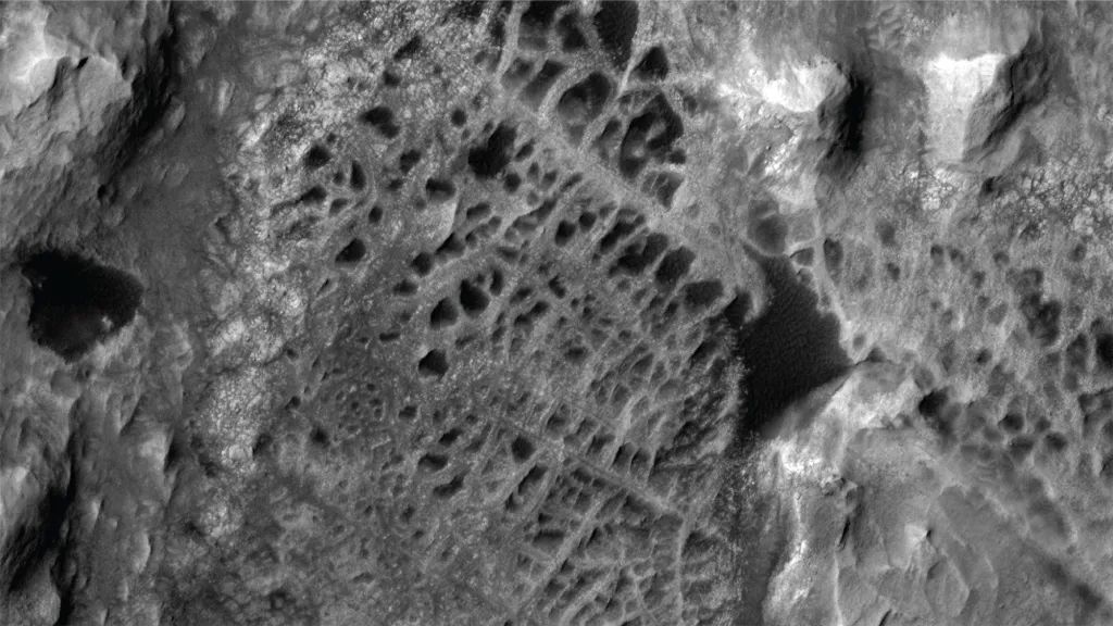 Curiosity osserva una singolare formazione su Marte