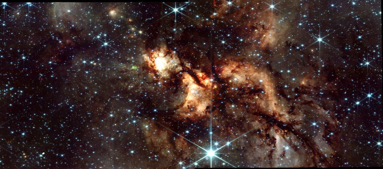 Webb rivela il volto nascosto di una ‘culla’ stellare
