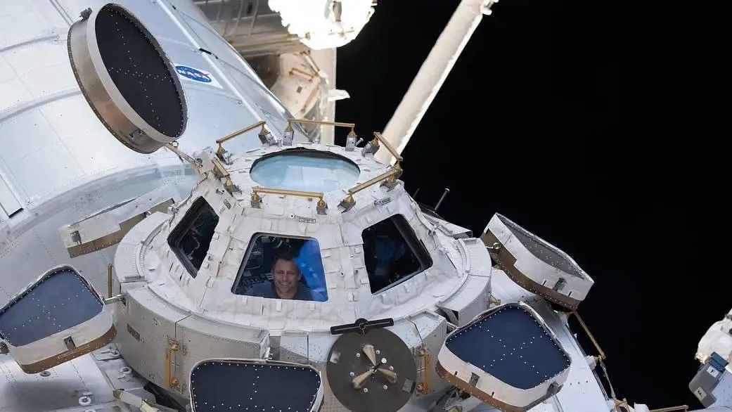 Capsula con vista sul pianeta Terra